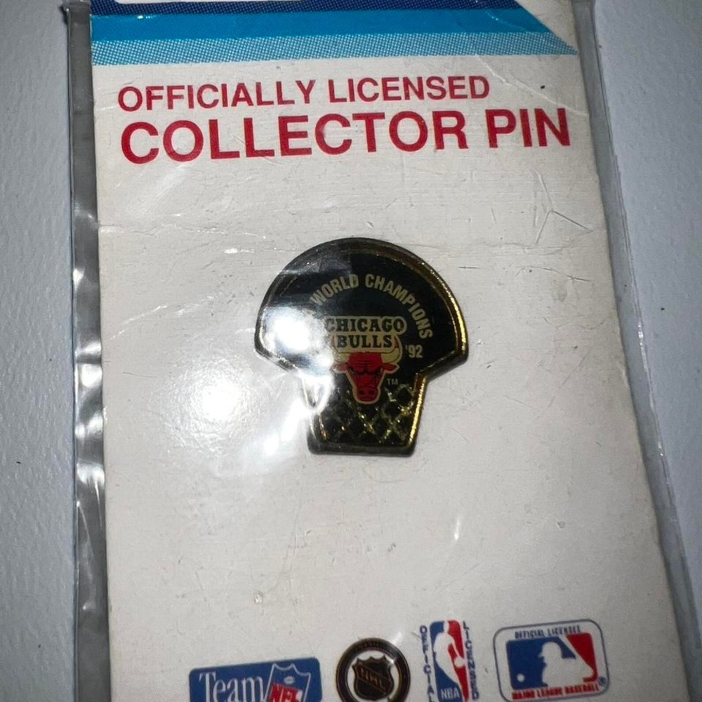 CHICAGO BULLS '91 - '92 NBA WOLRD CHAMPIONS PIN